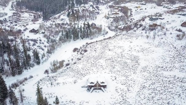Вид с воздуха на сельскую горную общину зимой
. - Фото, изображение