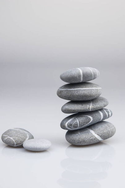 Równowagi zen pebble stones szary i biały na białym tle - Zdjęcie, obraz