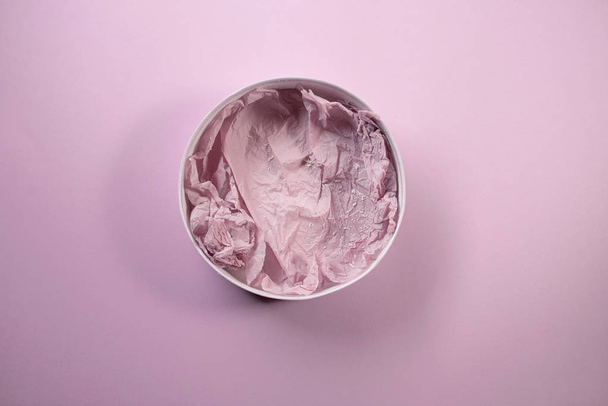 empty lilac round box after sweets on lilac background - Foto, afbeelding