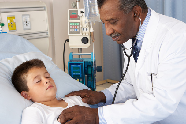 Doctor Examining Child Patient On Ward - Foto, Imagen