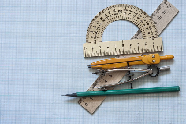 Matematyczne instrumentów na rogu papieru kancelaryjnego matematyki, z miejsca kopiowania tekstu. Koncepcja graficznego narzędzia matematyczne - Zdjęcie, obraz