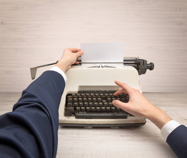 Primera persona perspectve escritura a mano en una máquina de escribir de la vieja escuela
 - Foto, imagen
