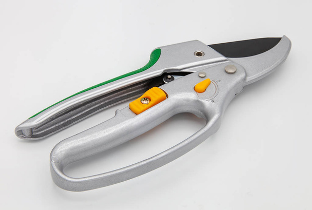 Profesionální Zahradní nůžky nebo nůžky nebo nůžky na bílém pozadí - Fotografie, Obrázek
