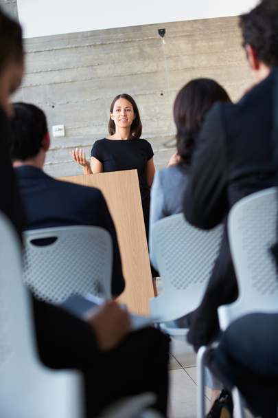 Businesswoman Delivering Presentation At Conference - Foto, imagen