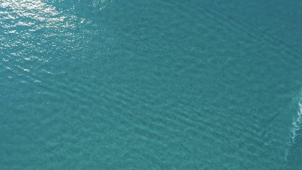 美しい海のオーバーヘッド下方空中写真. - 写真・画像