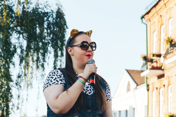 August 4, 2018 - Minsk, Belarus: woman with microphone stands on street - Foto, Imagen
