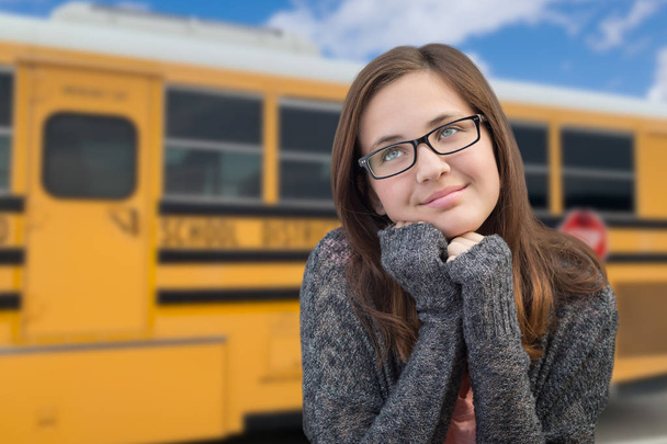 Νέοι φοιτήτριας κοντά σε σχολικό λεωφορείο. - Φωτογραφία, εικόνα