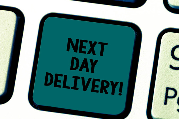 Schrijven van notitie weergegeven: Next Day Delivery. Zakelijke foto presentatie van dienst kunt dat u geleverde dag na bestelling toets op het toetsenbord voornemen om computer bericht te drukken toetsenblok idee te maken hebben. - Foto, afbeelding