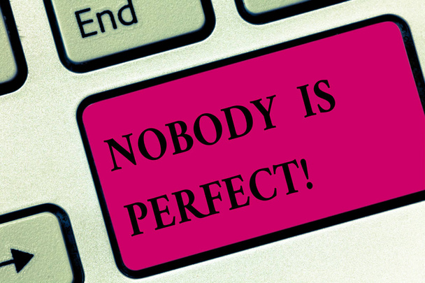 Написание почерка "Никто не идеален". Концепция означает, что каждый делает ошибки, даже вы Клавиатура ключ Намерение создать компьютерные сообщения нажатием клавиатуры идея
. - Фото, изображение