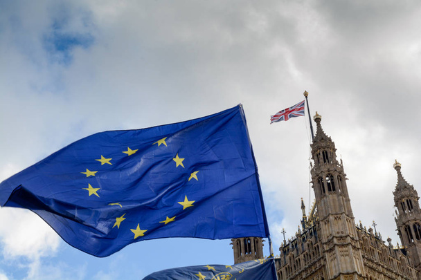 Vlajku EU před vlajku unie ack na domy parlamentu v Londýně - Fotografie, Obrázek