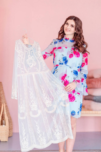 glückliche Modefrau wählt Kleid. vertikales Foto - Foto, Bild
