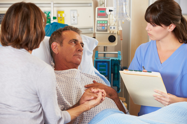 Nurse Talking To Couple On Ward - Foto, Imagem