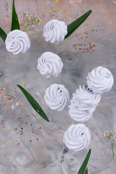 La composizione del dessert volante. Marshmallow aromatizzato lavanda
. - Foto, immagini