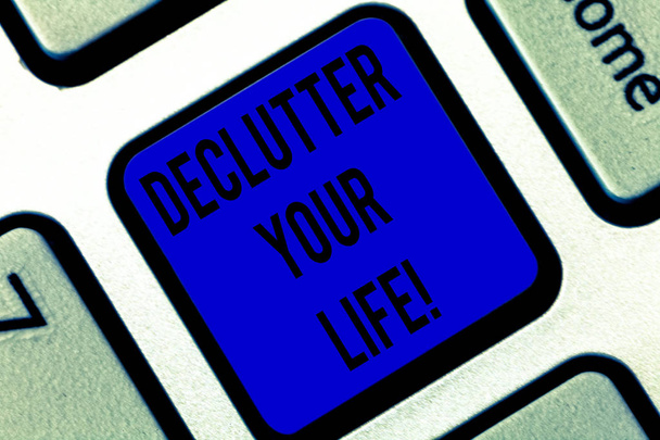Escribiendo una nota mostrando Declutter Your Life. Muestra de fotos de negocios eliminar elementos innecesarios de lugar desordenado superpoblado Teclado clave Intención de crear mensaje de computadora presionando el teclado idea
. - Foto, imagen