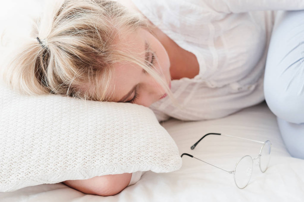 day sleep relaxation woman sleep curling glasses - Zdjęcie, obraz