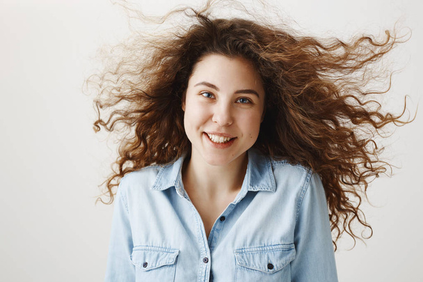 Portrét krásná žena tvář zblízka portrétní studio mladých kudrnaté vlasy na šedé - Fotografie, Obrázek