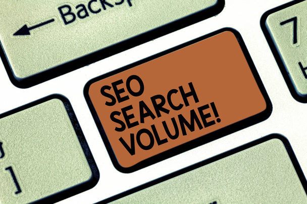 Текст для написания слов Seo Search Volume. Бизнес-концепция для количественного поиска, который происходит для конкретного ключевого слова клавиатура для создания компьютерного сообщения нажатием клавиатуры идея
. - Фото, изображение