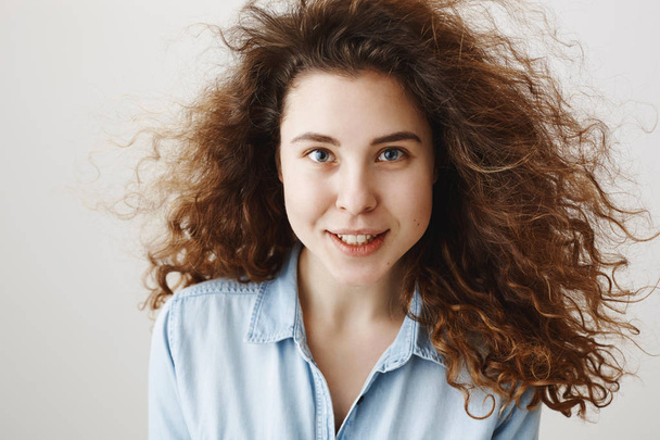 Porträt schöne Frau Gesicht Nahaufnahme Porträt junge lockige Haare Studio auf grau - Foto, Bild