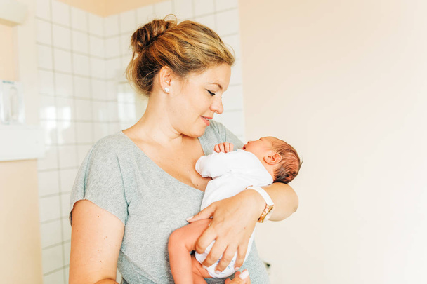 Bonne jeune mère avec nouveau-né à l'hôpital après l'accouchement
 - Photo, image
