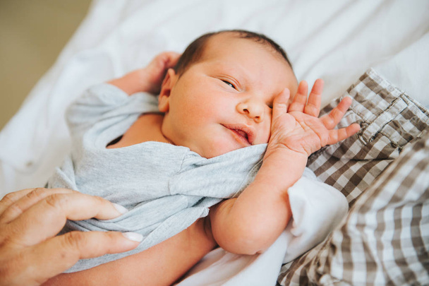 Madre vestirsi neonato, fresco 48 ore di vita
 - Foto, immagini