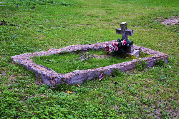 Могильные знаки на кладбище
 - Фото, изображение