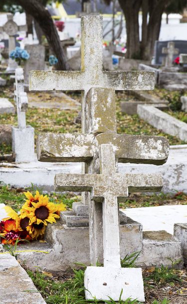 Marcadores de Tumbas en el Cementerio
 - Foto, imagen