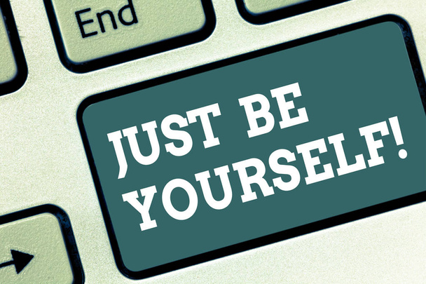 Schrijven van notitie weergegeven: Just Be Yourself. Zakelijke foto presentatie van authentieke uitnodiging om echt gratis in eigen identiteit toetsenbordtoets voornemen om computer bericht te drukken toetsenblok idee te maken. - Foto, afbeelding