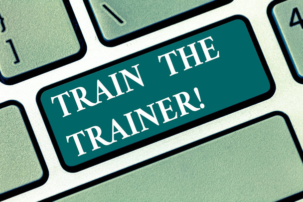 Írásbeli Megjegyzés mutatja Train The Trainer. Üzleti fénykép bemutató azonosított tanítani mentor vagy vonattal, mások részt vesznek az osztály a billentyű szándékát, hogy hozzon létre a számítógép üzenetet, nyomja meg a billentyűzet ötlet. - Fotó, kép