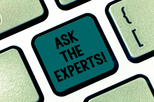 Handgeschreven tekst schrijven Ask The Experts. Begrip betekenis kijken voor een professioneel advies Consult ondersteunen toets op het toetsenbord te willen maken van computer bericht op idee van het toetsenbord te drukken. - Foto, afbeelding