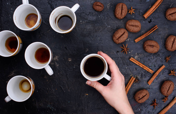Ízletes és illatos kávé kávé, szemes kávé, formájában. A gyönyörű csésze kávé csésze. Fahéj rúd, fekete alapon - Fotó, kép