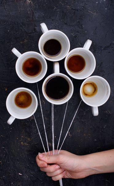 Palloncini da tazze di caffè e delizioso marshmallow con sapore di lavanda su uno sfondo nero
. - Foto, immagini