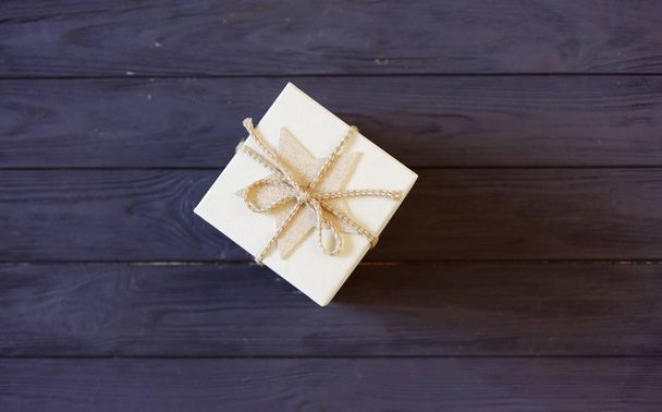 cajas de regalo hechas a mano en la mesa
 - Foto, Imagen
