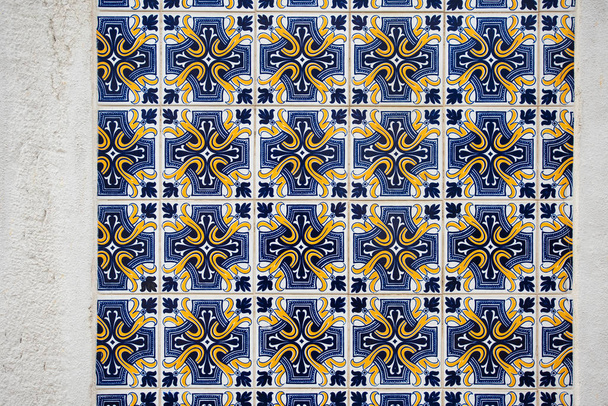 伝統的なポルトガル様式のインテリアと古い壁タイル ブルーとイエローの azulezhu. - 写真・画像