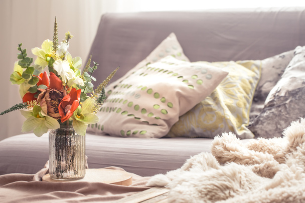 Σπιτική ζεστή άνοιξη εσωτερικό στο σαλόνι με ένα βάζο και τα λουλούδια, έννοια άνεση στο σπίτι - Φωτογραφία, εικόνα