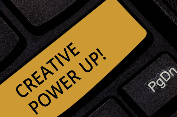Metin yazma yaratıcı Power Up kelime. İş kavramı için özgünlük düşünce ve yaratıcılığı klavye anahtarının tuş takımı fikir tuşuna basarak bilgisayar ileti oluşturmak için niyeti ile karakterize - Fotoğraf, Görsel