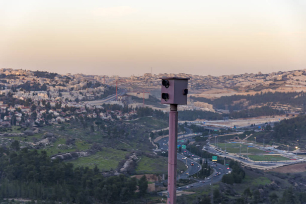 Дорога безпеки червоне світло руху камери дорога камера на червоне світло в Ізраїлі. - Фото, зображення