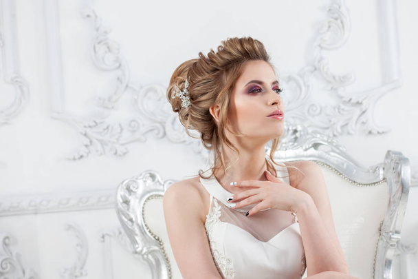 ストレート シルエットのエレガントなウェディング ドレス。若い美しい花嫁の肖像画 - 写真・画像