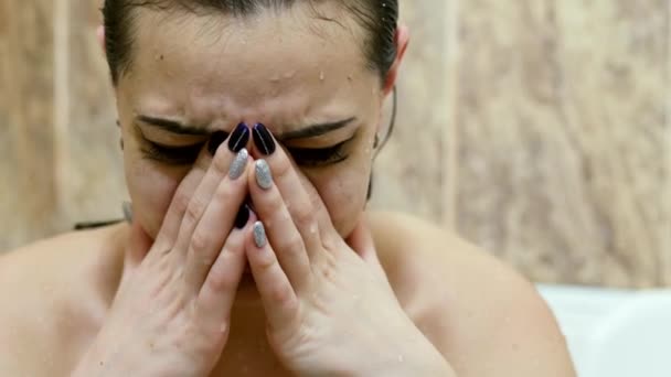 Nahaufnahme verärgert nasse Frau, die nach Streit im Badezimmer weint - Filmmaterial, Video