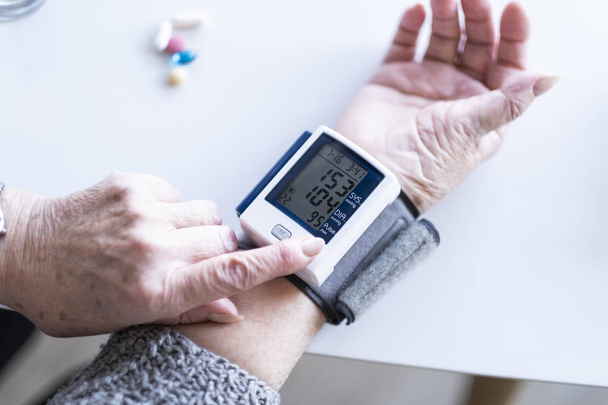 Seniorin untersucht ihren Blutdruck. Bluthochdruck - Bluthochdruck. - Foto, Bild
