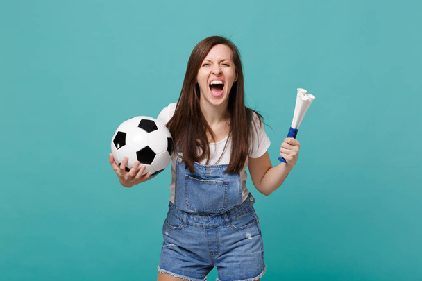 Çığlık vahşi bir kadın futbol fan neşelen destek favori takım futbol topu, mavi turkuaz duvar arka plan üzerinde izole boru ile. İnsanların duyguları, spor aile eğlence kavramı. Kopyalama alanı alay - Fotoğraf, Görsel