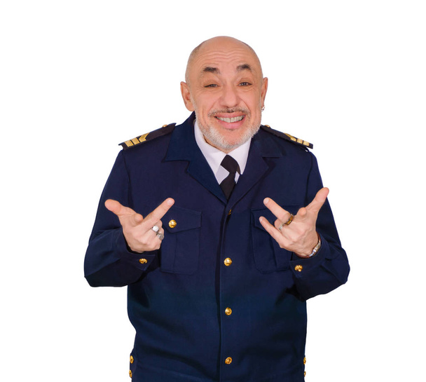 homme âgé souriant dans un uniforme de mer officier raconte émotionnellement quelque chose de drôle, gesticulant émotionnellement, isolé sur fond blanc
 - Photo, image
