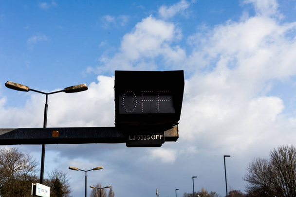 Panneau de signalisation sur la route avec panneau OFF. Concept de sécurité routière avec panneau numérique
. - Photo, image