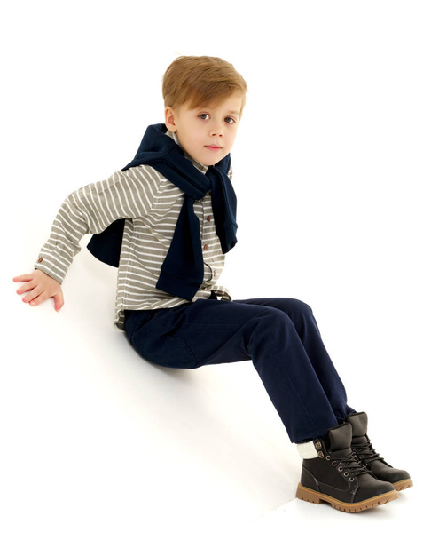 little boy is sitting on the floor - Foto, Imagen