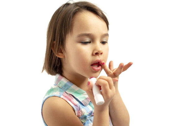 Portret dziewczynki dziecko maluje usta szminką na białym tle na białym tle - Zdjęcie, obraz