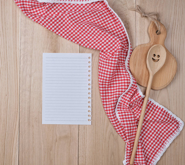 papel de línea vacío en una línea y utensilios de cocina de madera sobre fondo de madera
 - Foto, Imagen