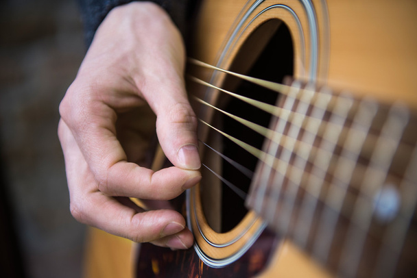 Guitarrista está tocando guitarra acústica
 - Foto, Imagem