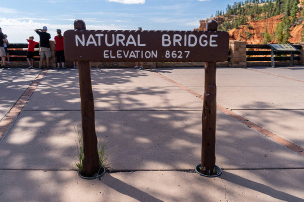 Signez pour la formation de roche de pont naturel dans le parc national de Bryce Canyon Utah
 - Photo, image