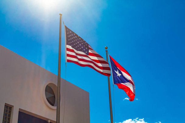 Bandera americana y puertorriqueña
 - Foto, Imagen