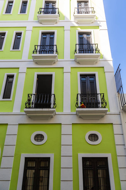 Balkone auf lindgrün - Foto, Bild