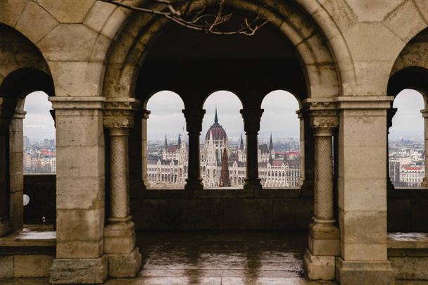Vistas do Parlamento húngaro através das muralhas do Castelo de Budapeste
. - Foto, Imagem